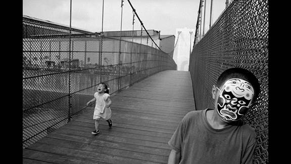 說明: Macintosh HD:Users:chendong:Desktop:張乾琦 工作坊:工作坊:官方作品:中文圖說:不存在的戰(zhàn)爭:6. 張乾琦，“不存在的戰(zhàn)爭”視頻截圖，2017.jpg