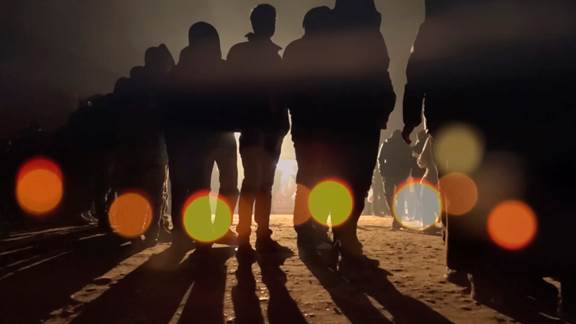 說明: Macintosh HD:Users:chendong:Desktop:張乾琦 工作坊:工作坊:官方作品:中文圖說:AZMA:5. 張乾琦，“AZMA”視頻截圖，2017 .jpg