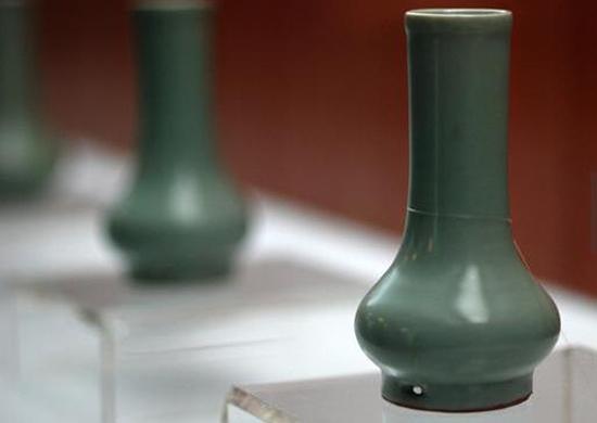 南宋，龍泉窯，粉青釉鼓腹瓶 