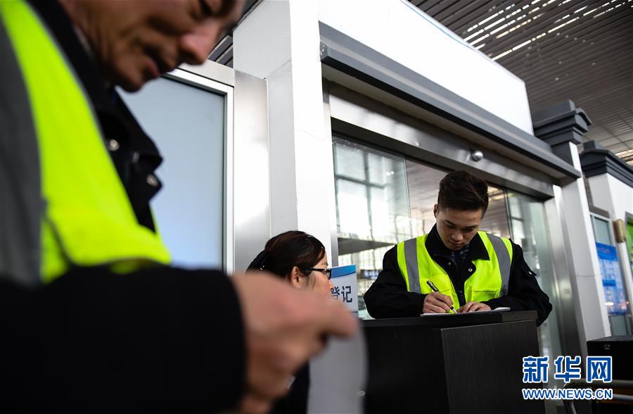 （關(guān)注春運(yùn)·圖片故事）（3） 奔跑吧！高鐵送餐小哥
