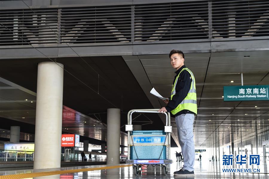 （關(guān)注春運(yùn)·圖片故事）（7） 奔跑吧！高鐵送餐小哥
