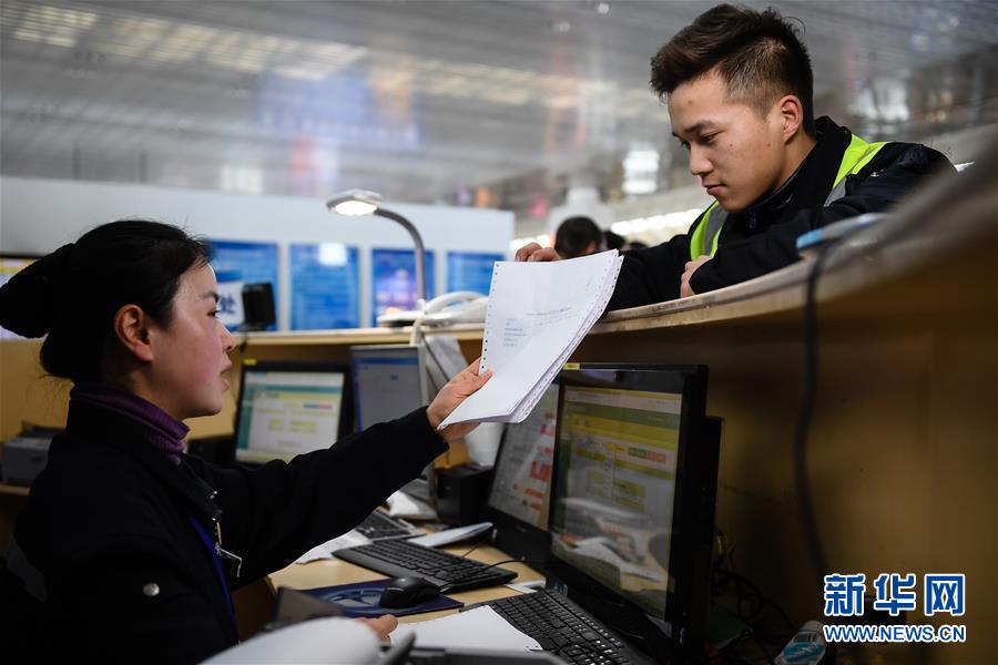 （關(guān)注春運(yùn)·圖片故事）（1） 奔跑吧！高鐵送餐小哥