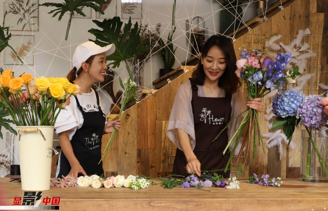 “昆明是鮮花的原產(chǎn)地，有亞洲最大的鮮切花交易市場，可以說具備開花店的天時地利；另外和很多女孩一樣，我從小也就有開花店的夢想！”說起當(dāng)初的決定，王黎媛說一是因為夢想，另外也跟昆明這個城市產(chǎn)花、賣花的“基因”有關(guān)。圖為王黎媛和同事在制作花束。新華網(wǎng) 周亞平/攝 念新洪/文