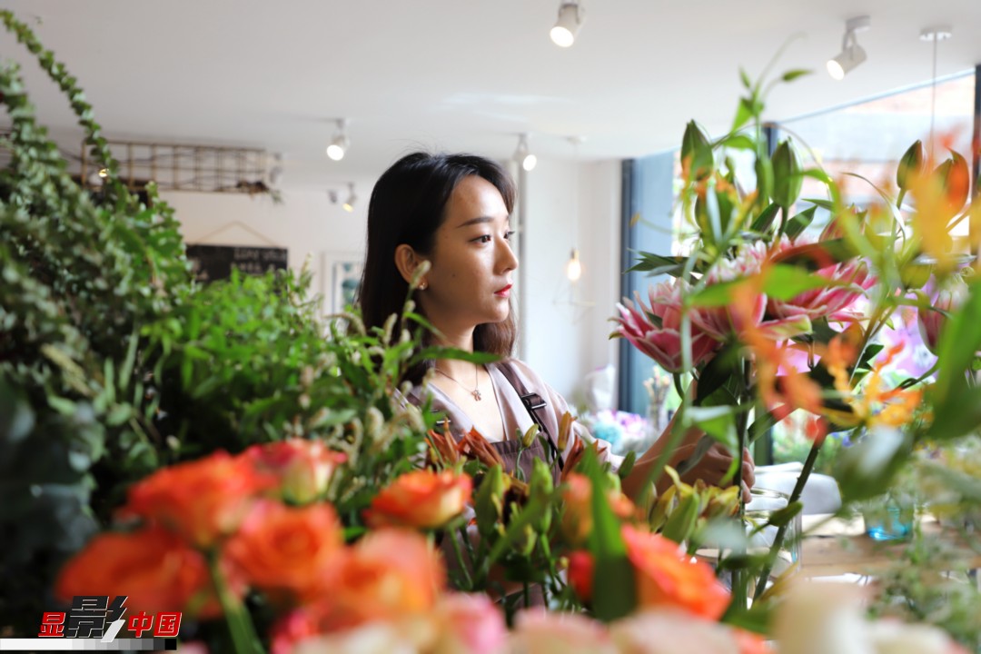 每天和花打交道是一個幸福的職業(yè)，但同時也充滿壓力和挑戰(zhàn)，“花在呈現(xiàn)給客人的那一瞬間是美好的，但前面的每一個步驟都是很辛苦的?！蓖趵桄抡f，花藝是最原始的手工藝產(chǎn)品，沒有辦法機械化、流程化和規(guī)?；仨氁秒p手一點點地賦予其生命和美感。圖為王黎媛在挑選制作花束的鮮花。新華網(wǎng) 周亞平/攝 念新洪/文