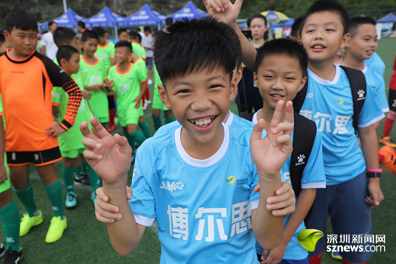 “足球讓我快樂(lè)！”