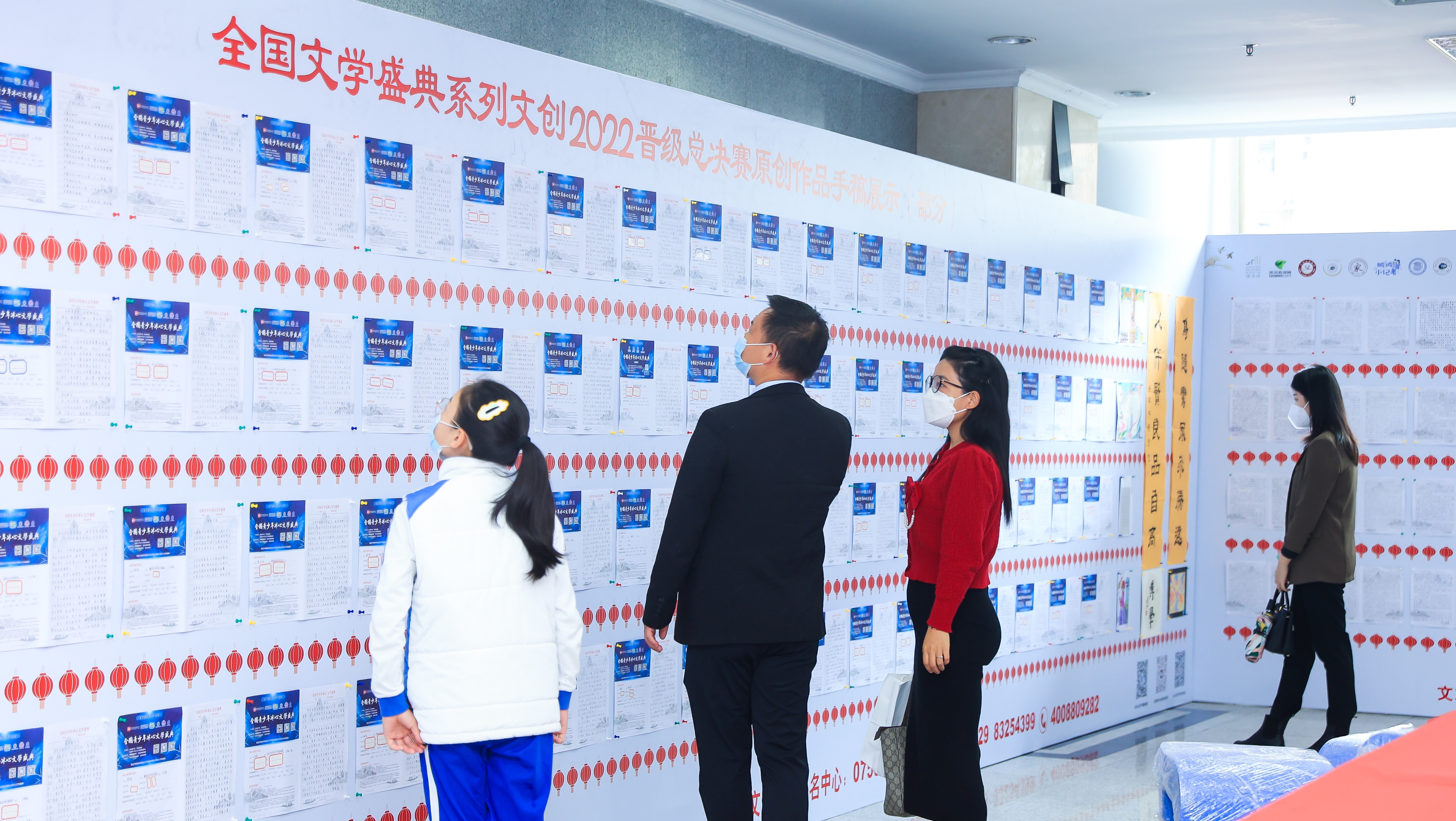 與會(huì)的領(lǐng)導(dǎo)嘉賓、師生文友共同走進(jìn)全國(guó)文學(xué)盛典年度慶典現(xiàn)場(chǎng)展示區(qū)